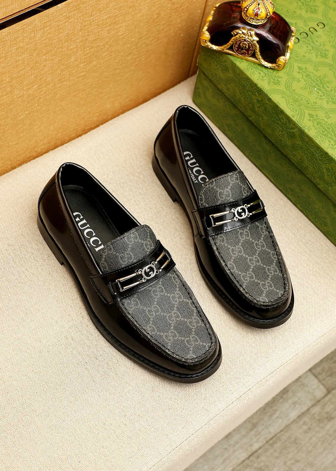 Men's shoes 💰480 💐 Product trademark: GUCCI "Gucci" casual leather shoes Regular size: 38-44 (45.46🉑️customized) Product materials: Selected imported first-layer calfskin embossed upper + luxury hardware buckle, imported water-dyed cowhide leather lining. Strong three-dimensional visual effect, original outsole color: 2 colors available
